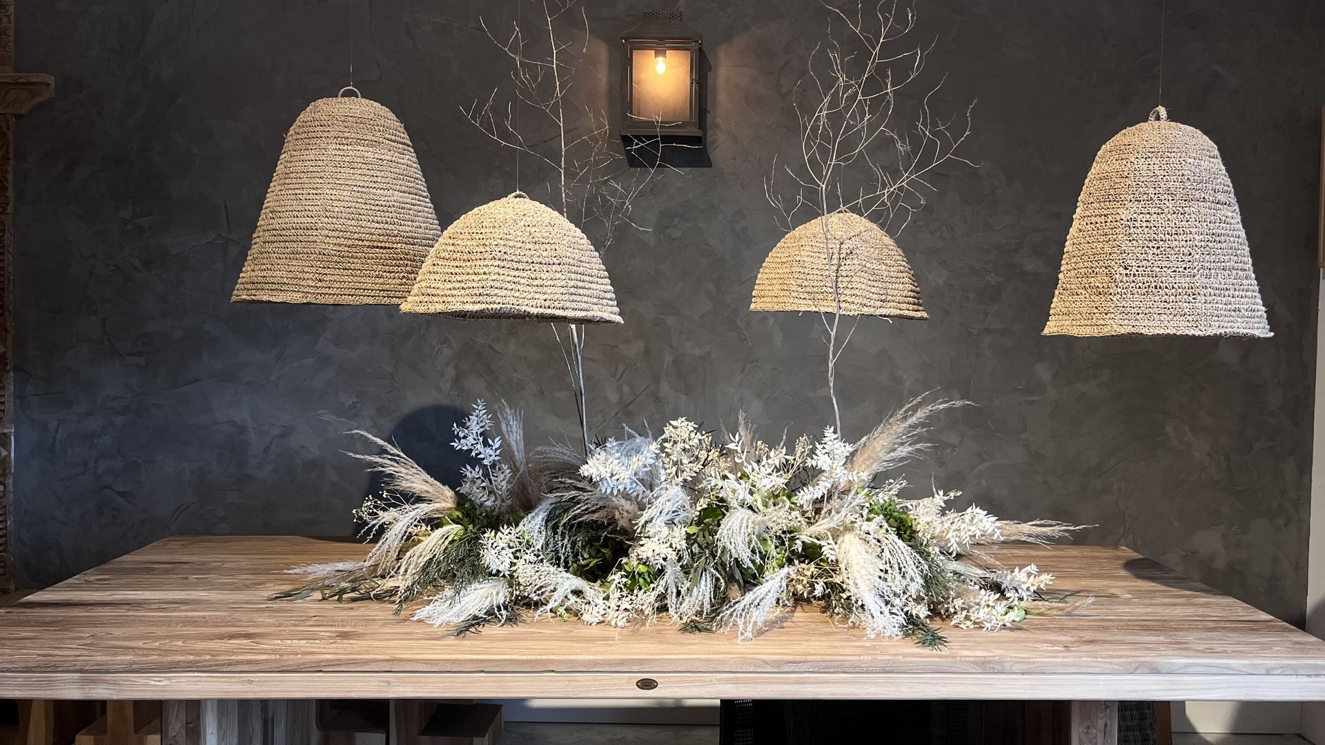 table en bois de teck massif table bouquet de fleurs luminaires exotiques